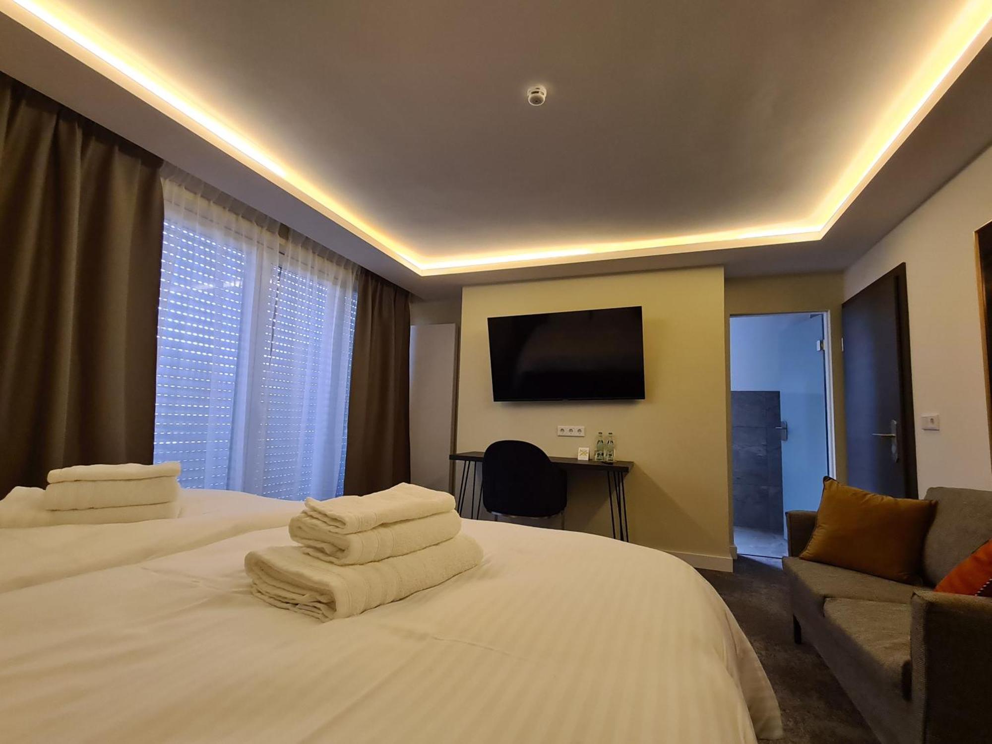 3 Monkeys Hotel Щайнфурт Екстериор снимка